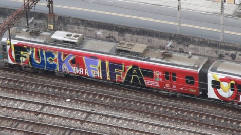 Passenger train spray-painted with a curse against Fifa - Photo: Genilson Araújo/Agência O Globo